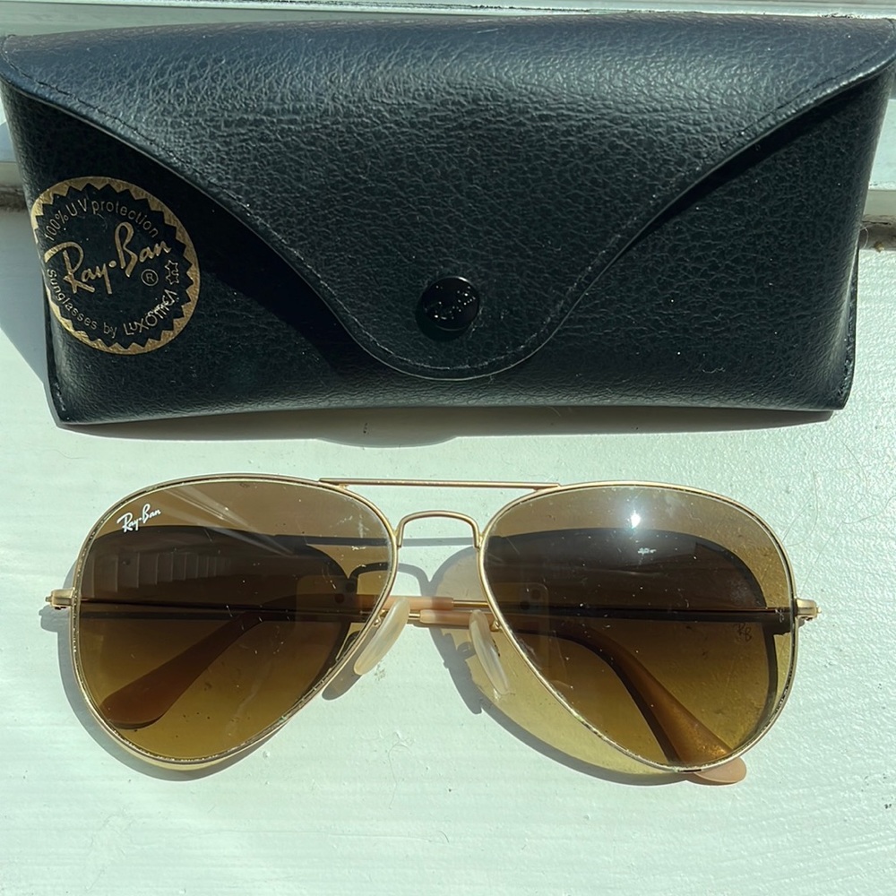 Ray-ban aviator sunglasses. Color: polished gold with brown frames